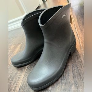 Black Aigle size 40 short rain boots with slight heel